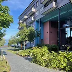 Central Apt With Sunny Balcony By The Beach