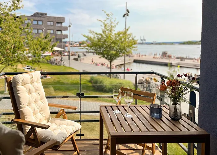 Central Apt With Sunny Balcony By The Beach
